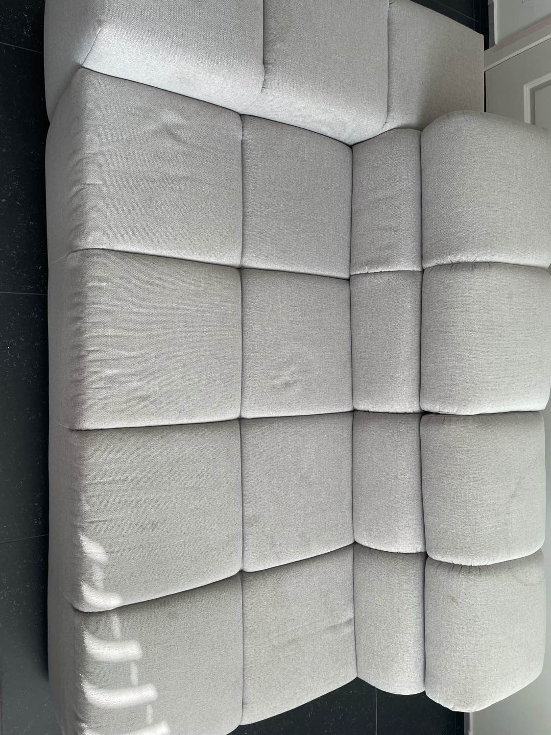 Zetel voor reiniging in Etterbeek - vlekken zichtbaar