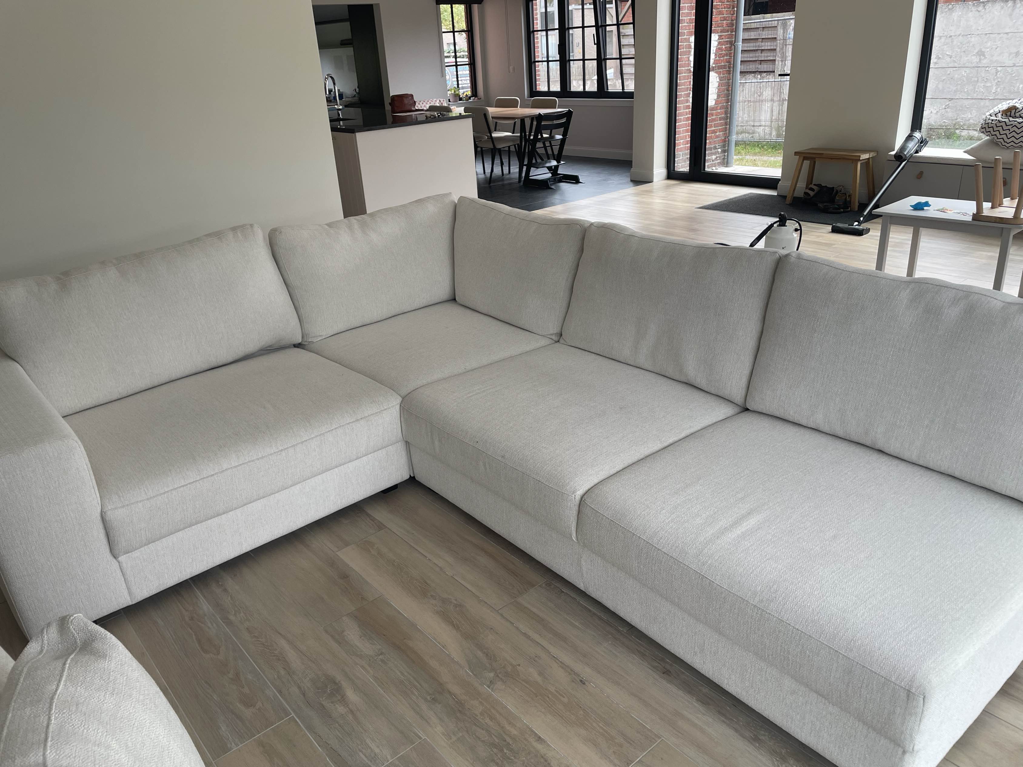 Zetel voor reiniging in Schilde - vlekken zichtbaar