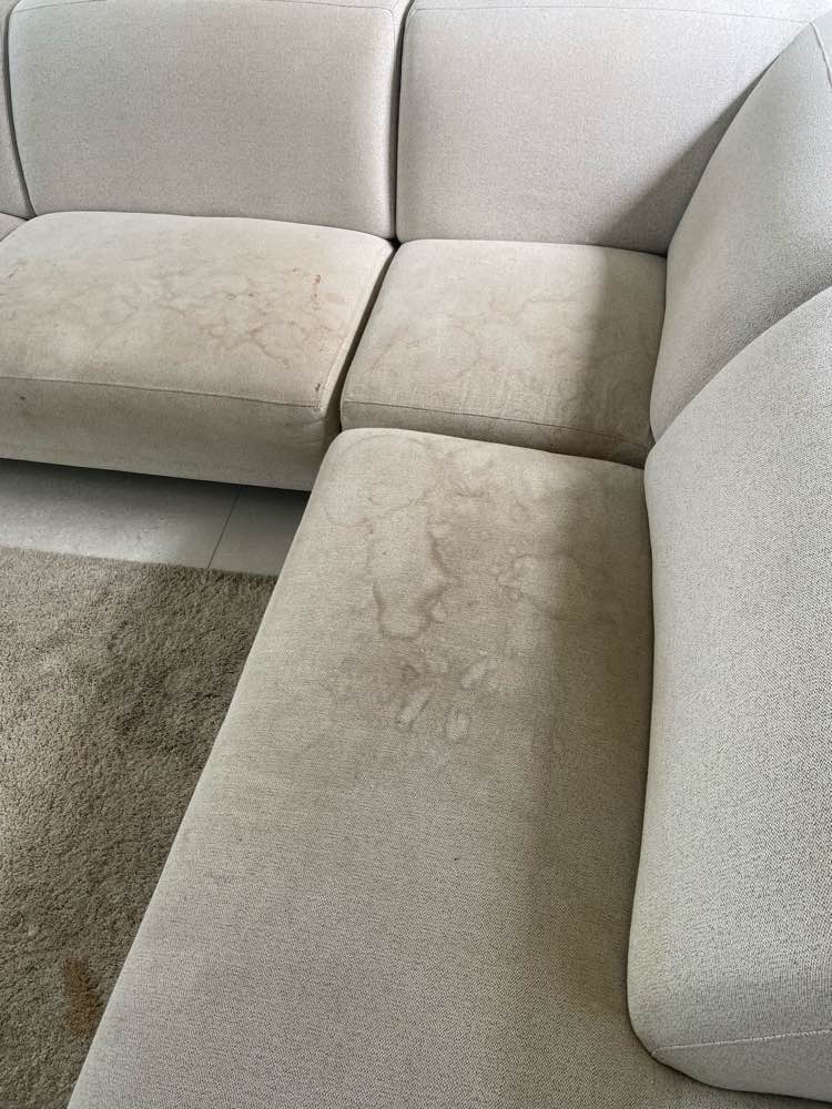 Zetel voor reiniging in Berlaar - vlekken zichtbaar