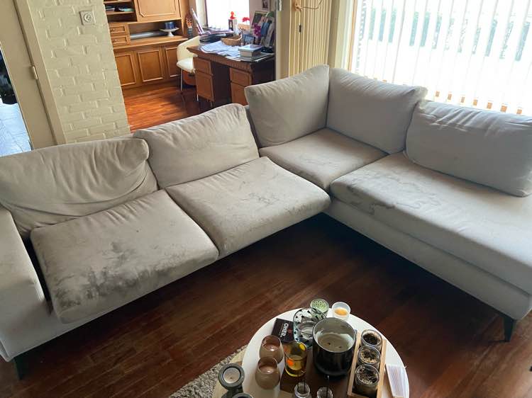 Zetel voor reiniging in Pelt - vlekken zichtbaar