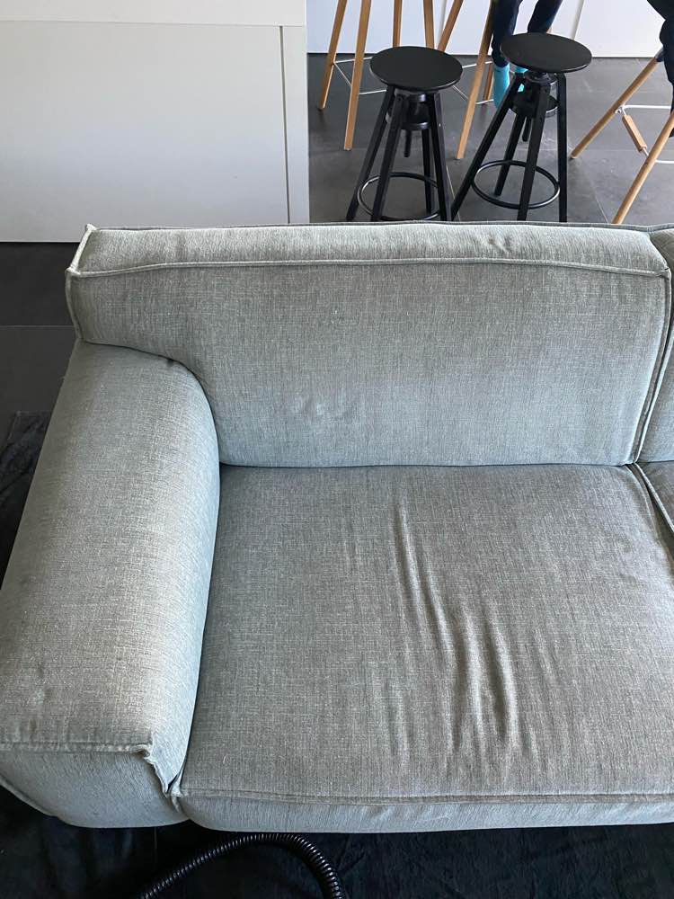 Zetel voor reiniging in Bredene - vlekken zichtbaar