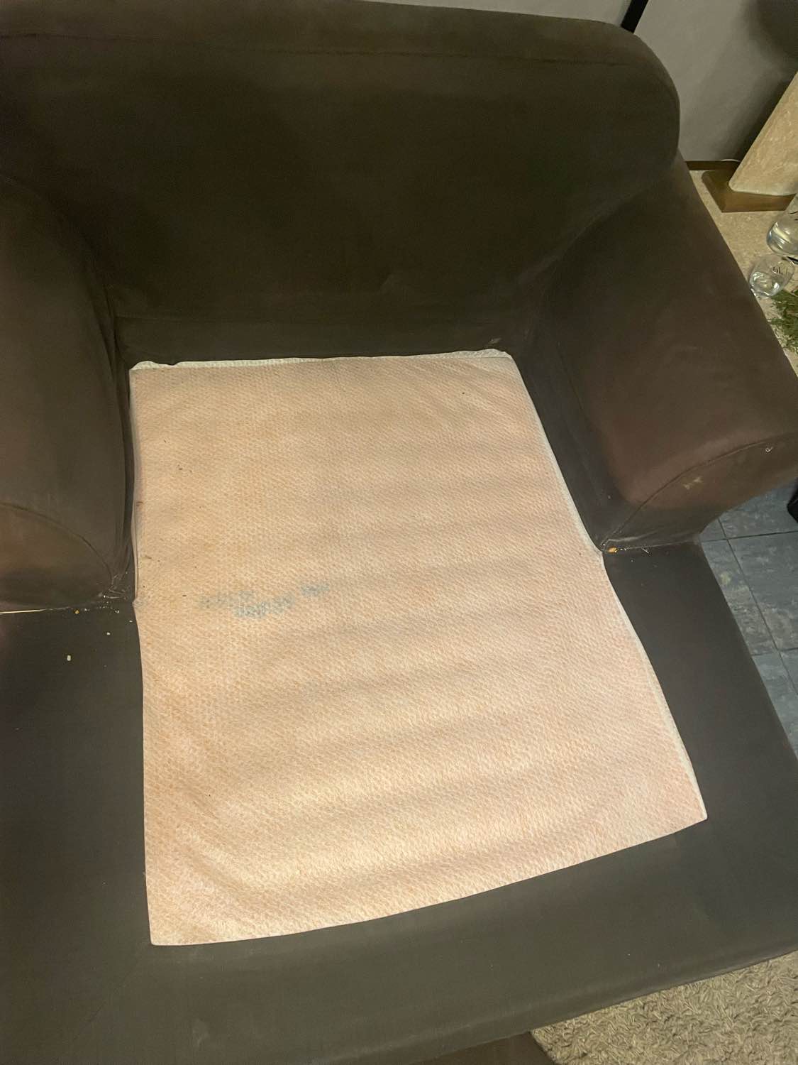 Zetel voor reiniging in Beerse - vlekken zichtbaar