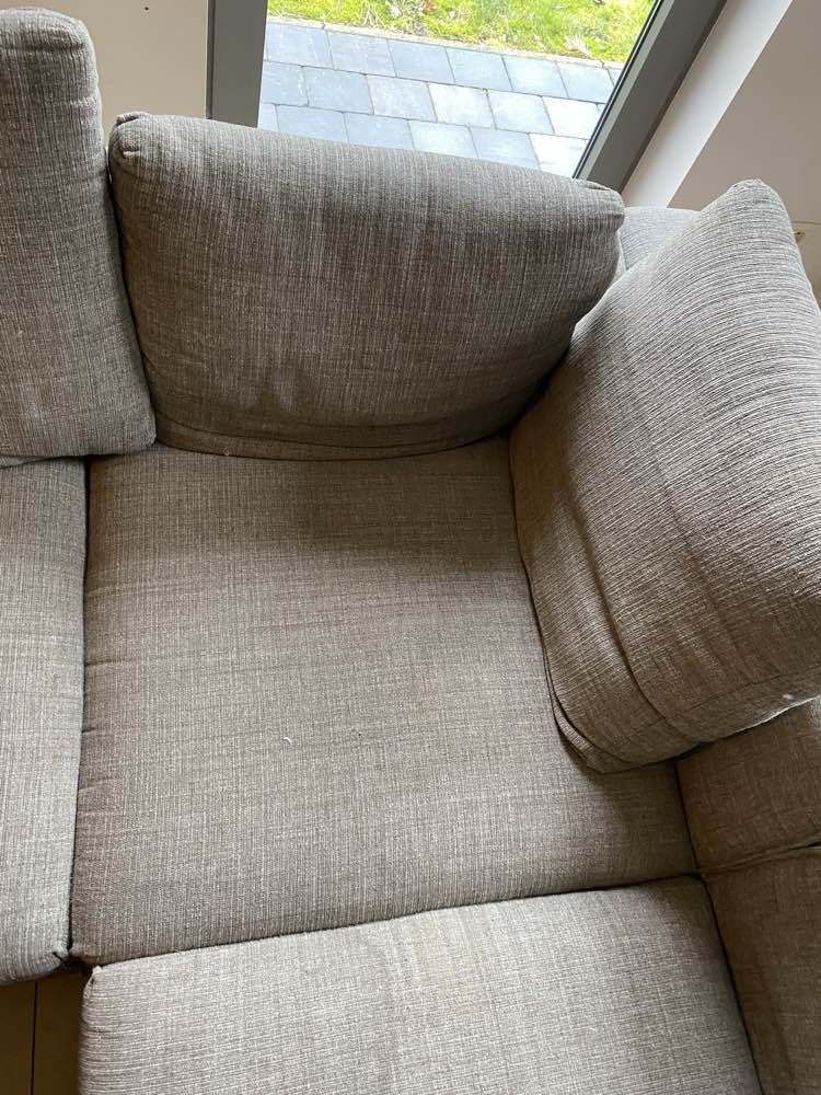 Zetel voor reiniging in Ieper - vlekken zichtbaar