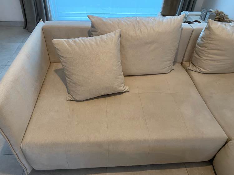 Zetel voor reiniging in Wingene - vlekken zichtbaar