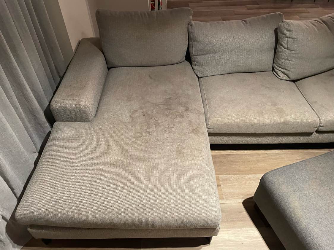 Zetel voor reiniging in Galmaarden - vlekken zichtbaar