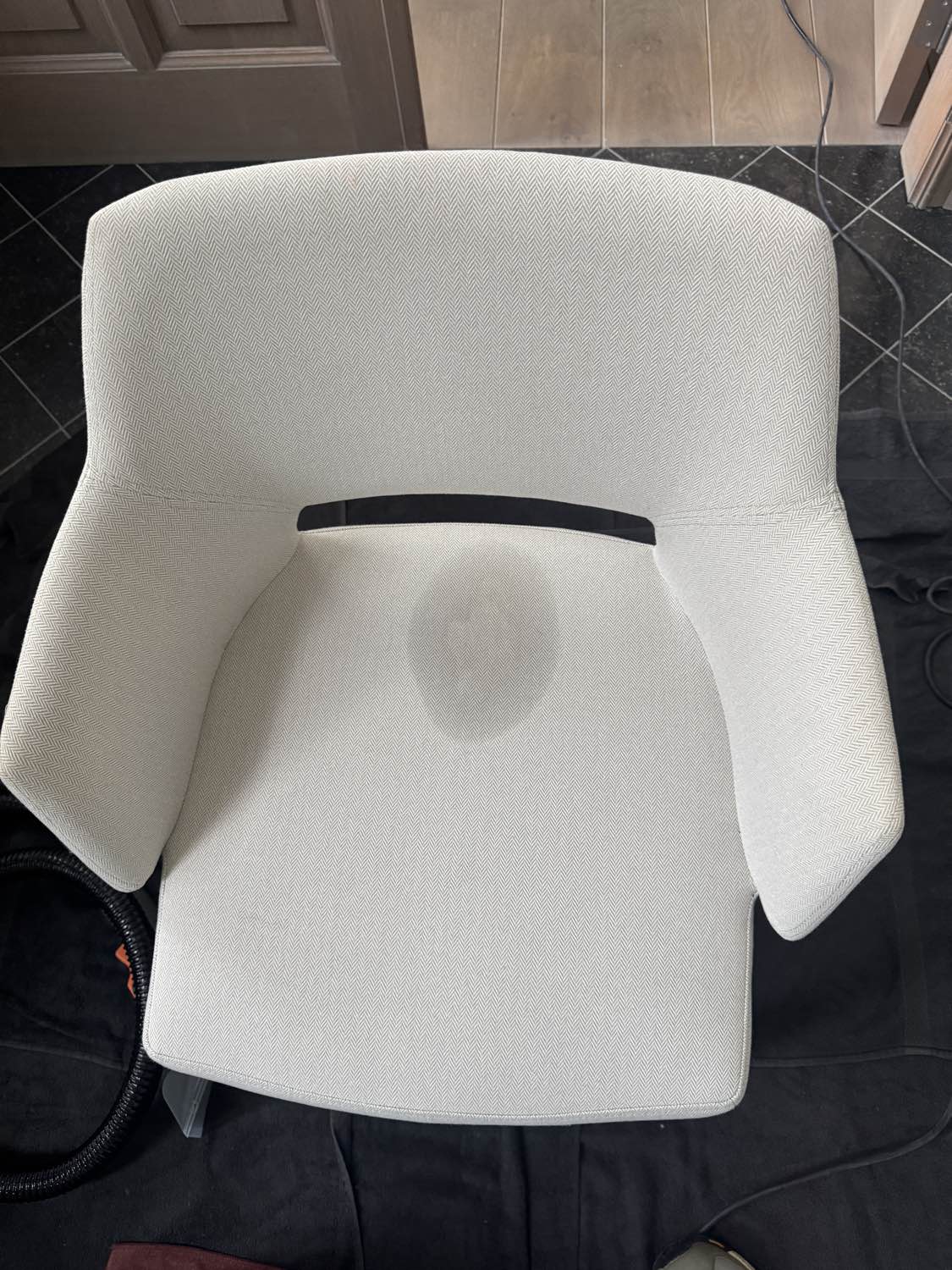 Zetel voor reiniging in Maaseik - vlekken zichtbaar