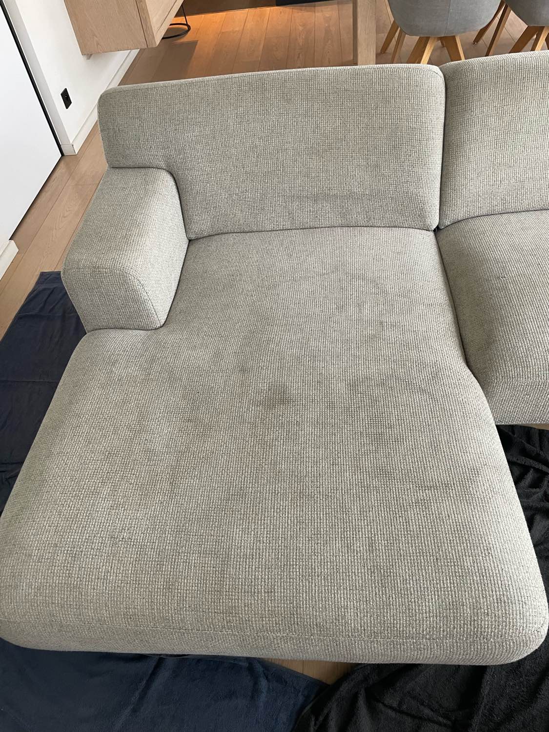 Zetel voor reiniging in Londerzeel - vlekken zichtbaar