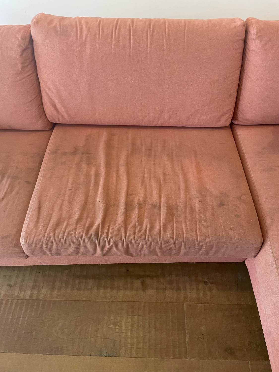 Zetel voor reiniging in Kasterlee - vlekken zichtbaar