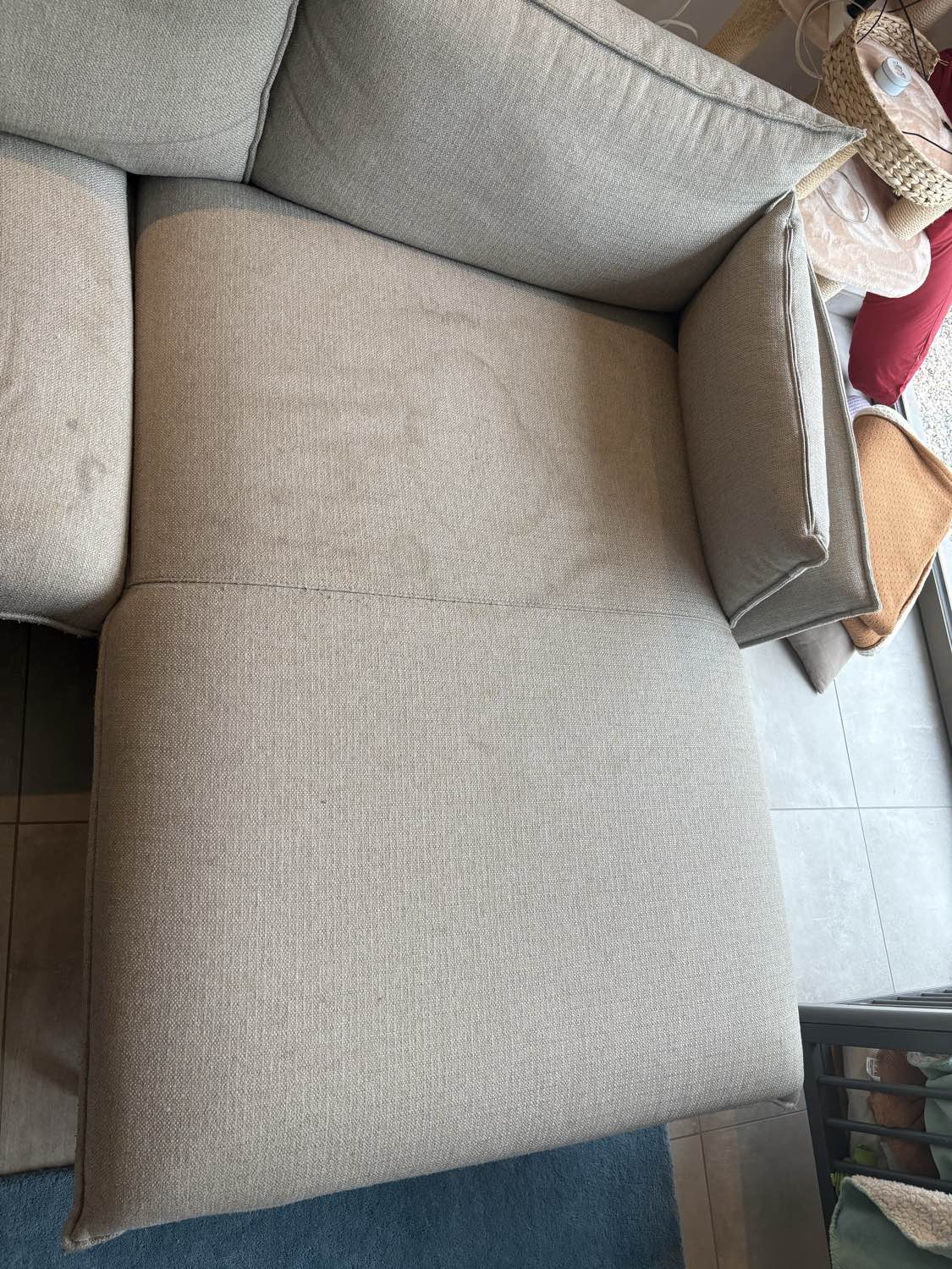 Zetel voor reiniging in Roosdaal - vlekken zichtbaar