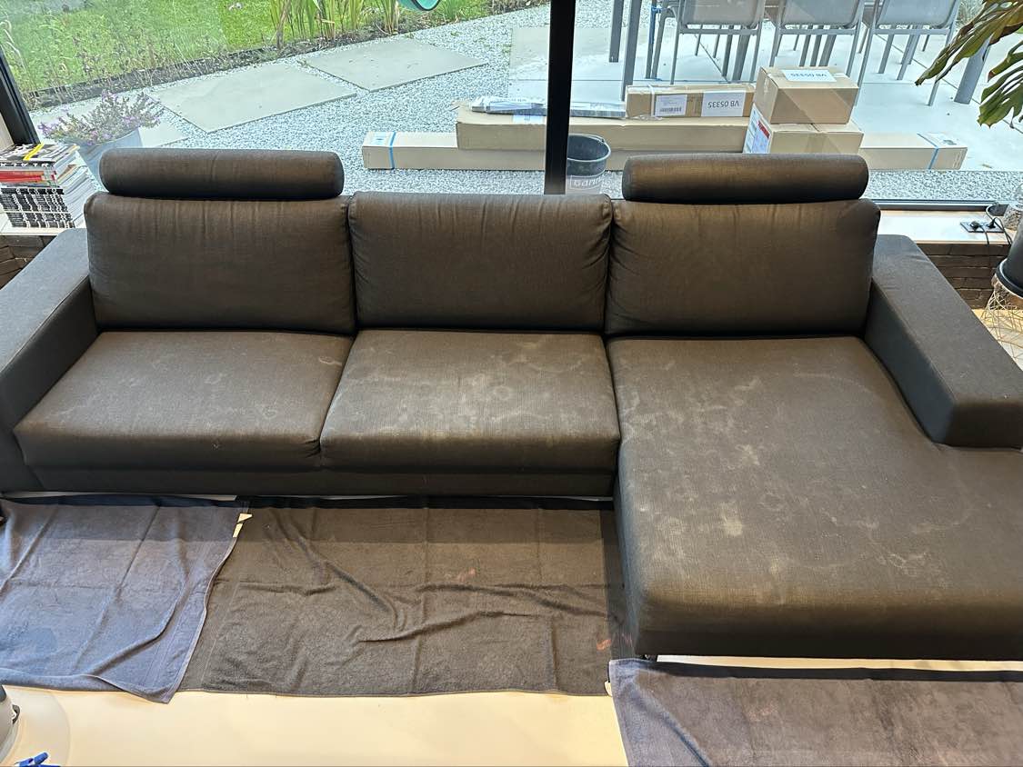 Zetel voor reiniging in Roeselare - vlekken zichtbaar