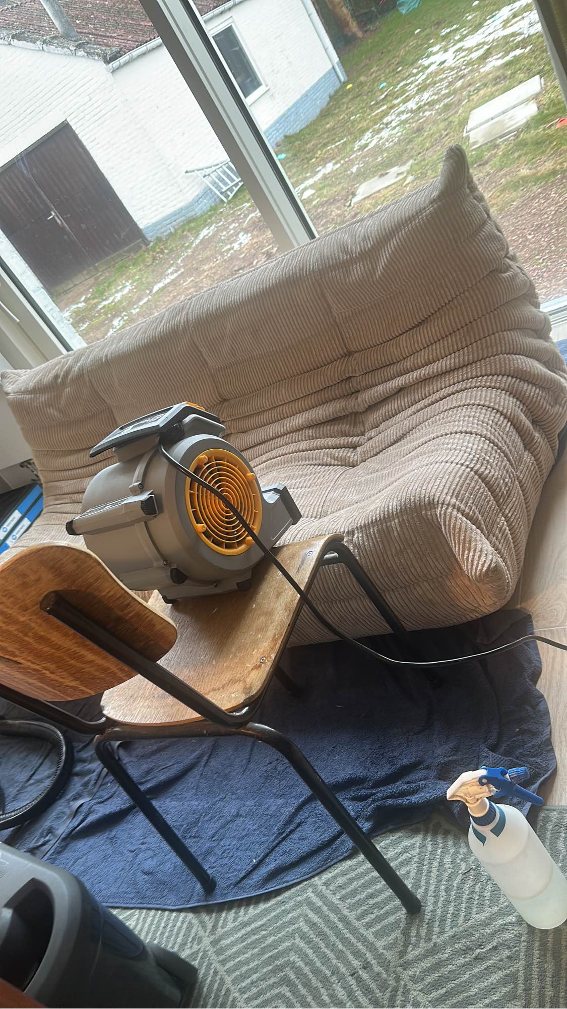 Zetel voor reiniging in Destelbergen - vlekken zichtbaar