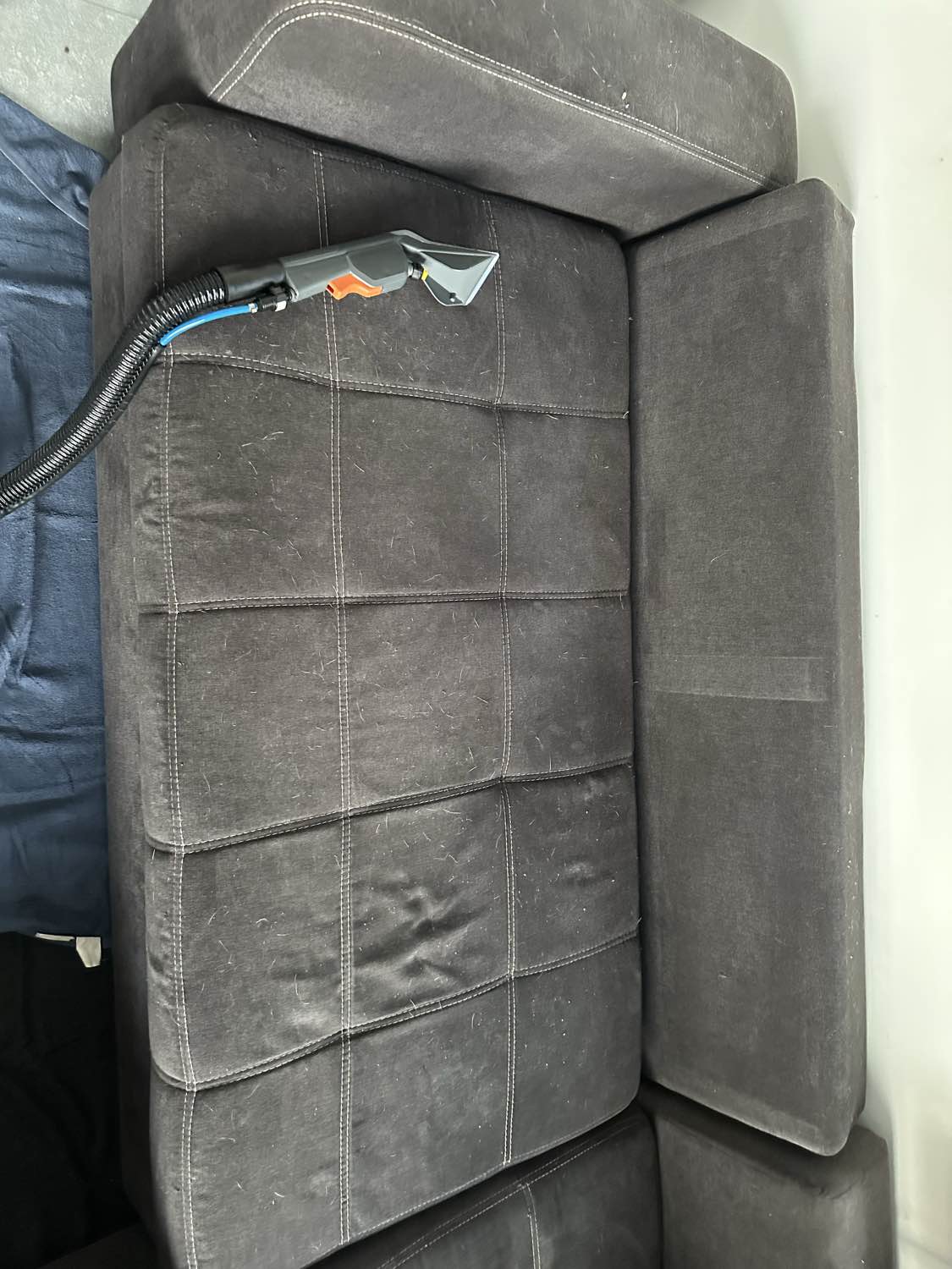 Zetel voor reiniging in Gooik - vlekken zichtbaar