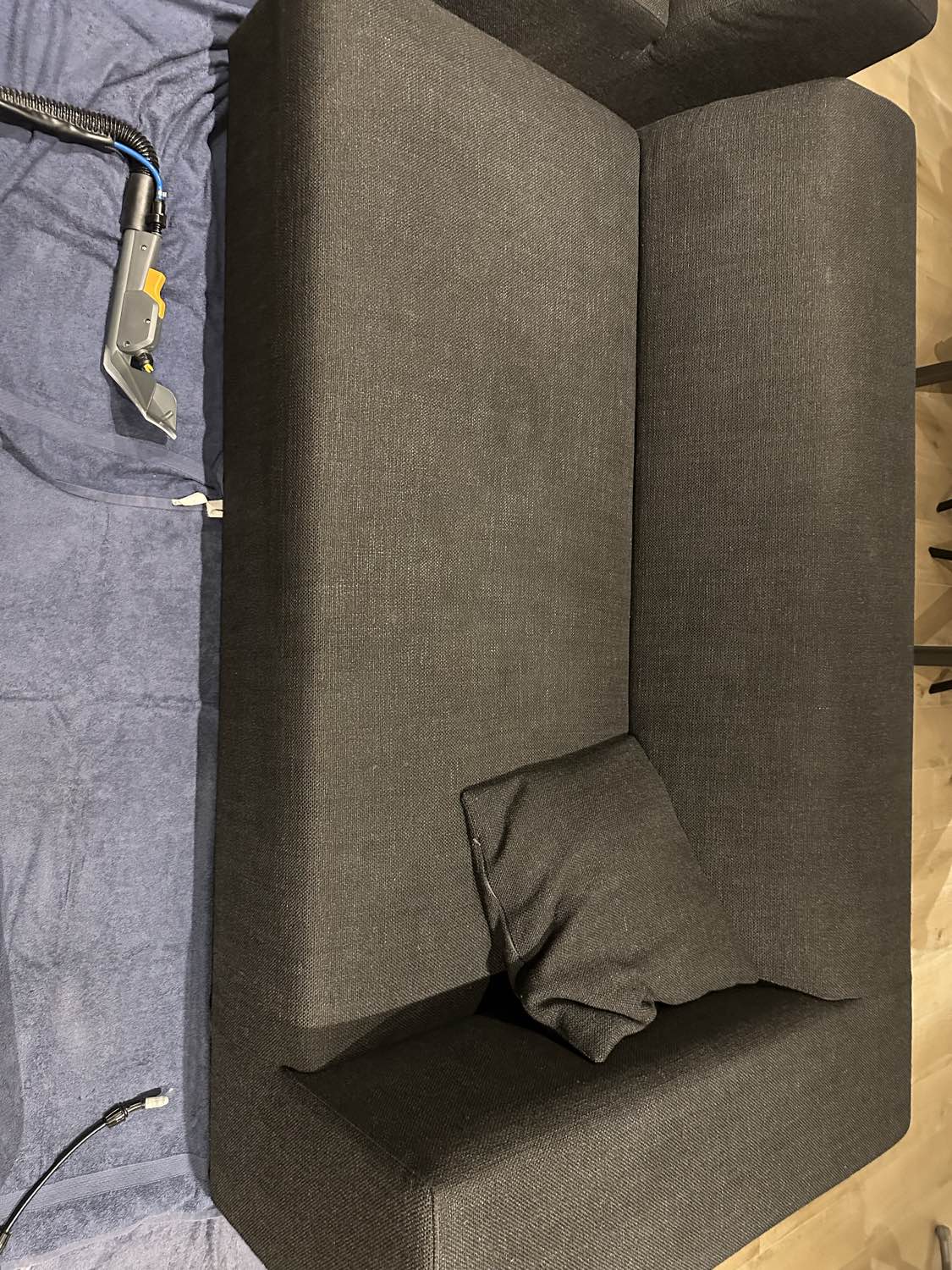 Zetel voor reiniging in Heist-Op-Den-Berg - vlekken zichtbaar